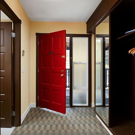 Cozystay Signature Lake Okanagan Resort Kelowna Exterior photo