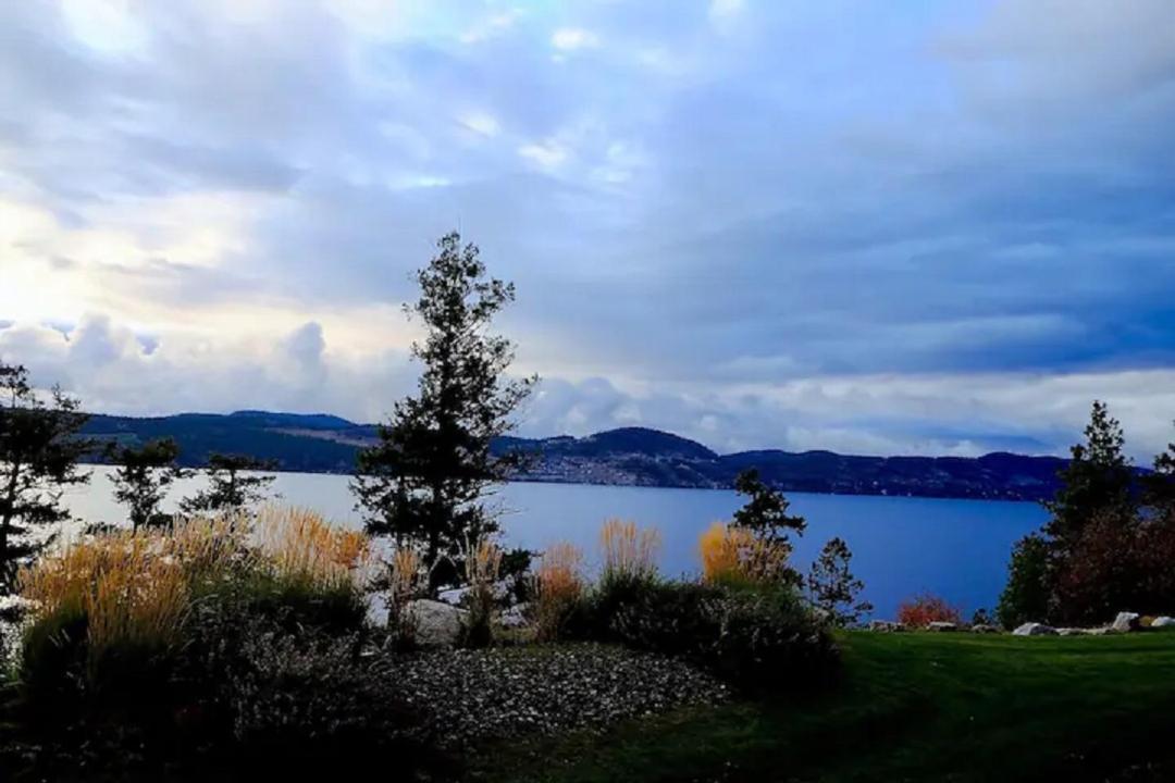 Cozystay Signature Lake Okanagan Resort Kelowna Exterior photo
