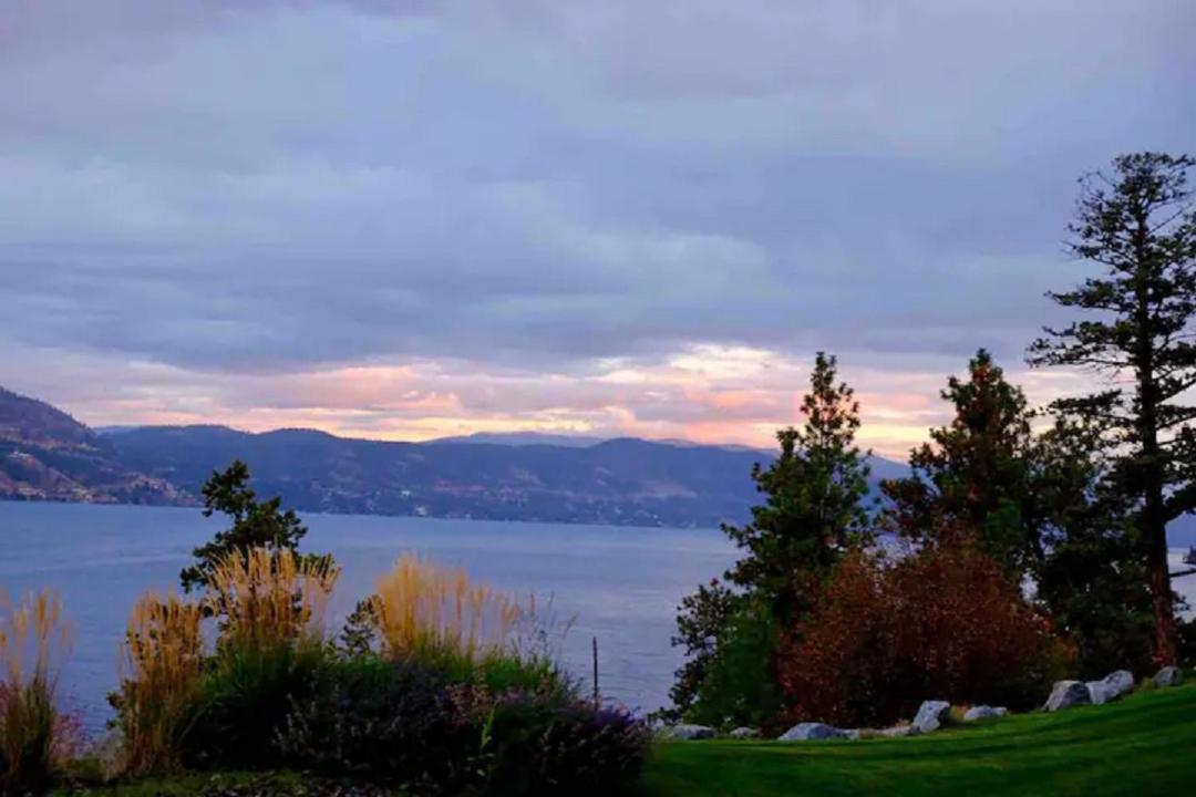 Cozystay Signature Lake Okanagan Resort Kelowna Exterior photo